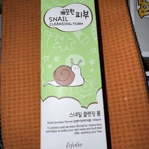 Esfolio Snail Cleansing Foam - Green and White